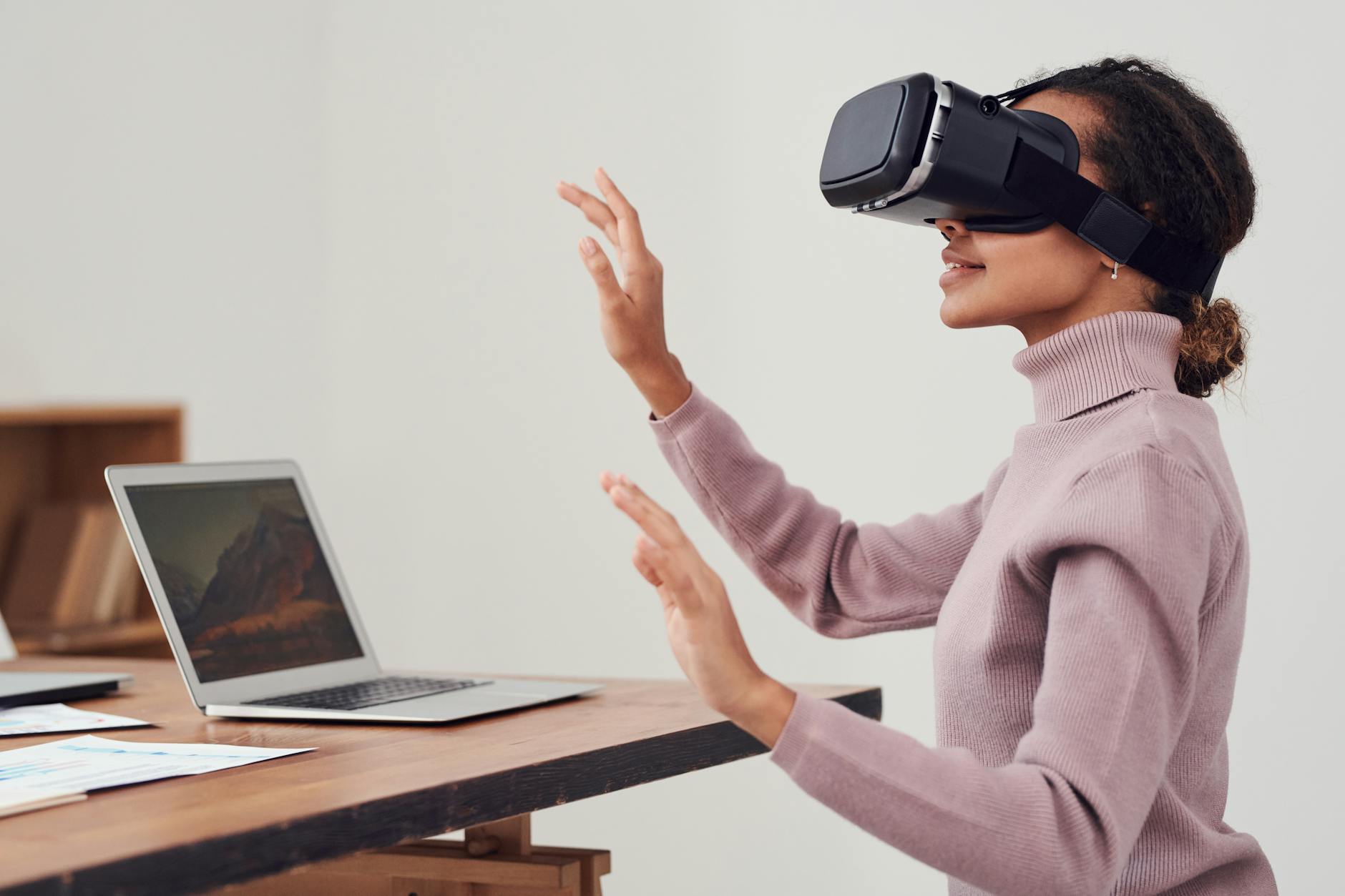 Czarnoskóra kobieta w goglach VR testuje nową technologię w biurze