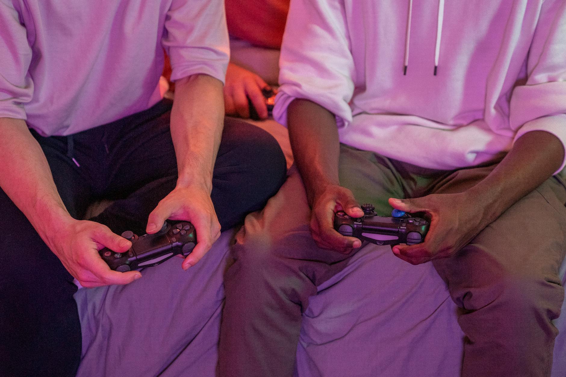 Dwóch znajomych gra w GTA Online na konsoli w salonie