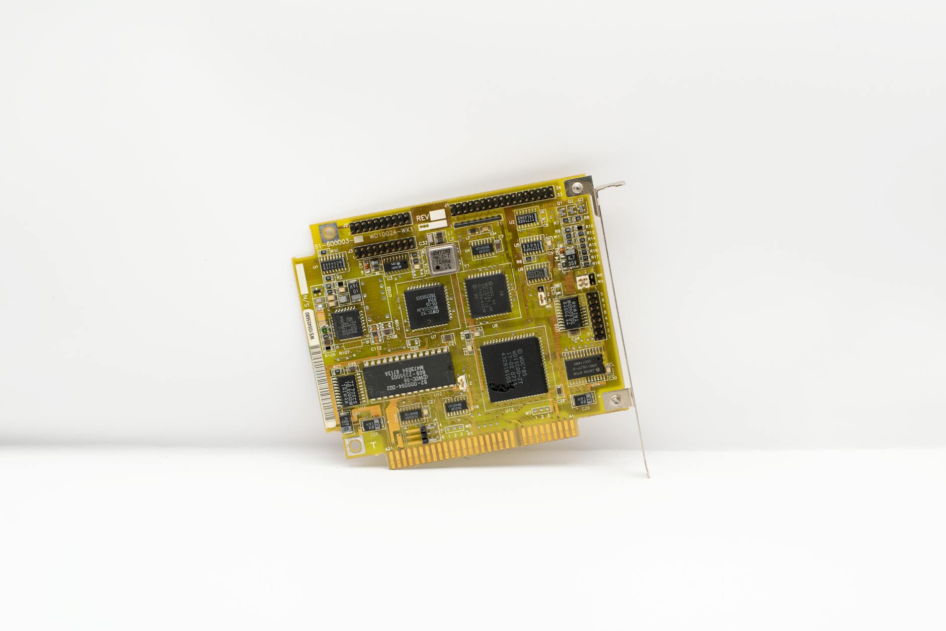 Stara płytka drukowana z zabytkową elektroniką na białym tle