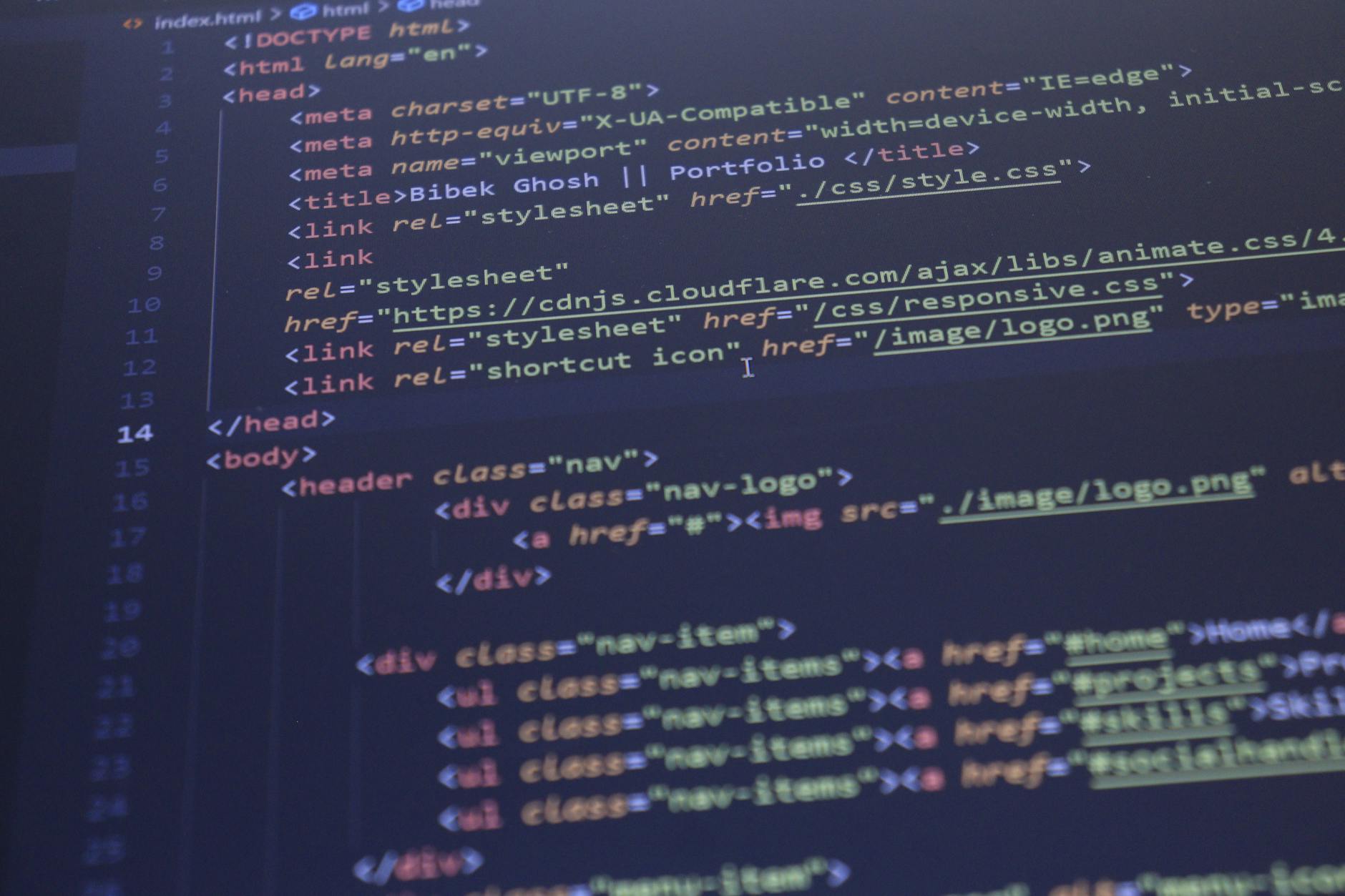 Kod HTML i CSS na ekranie monitora w kontekście nauki frameworków