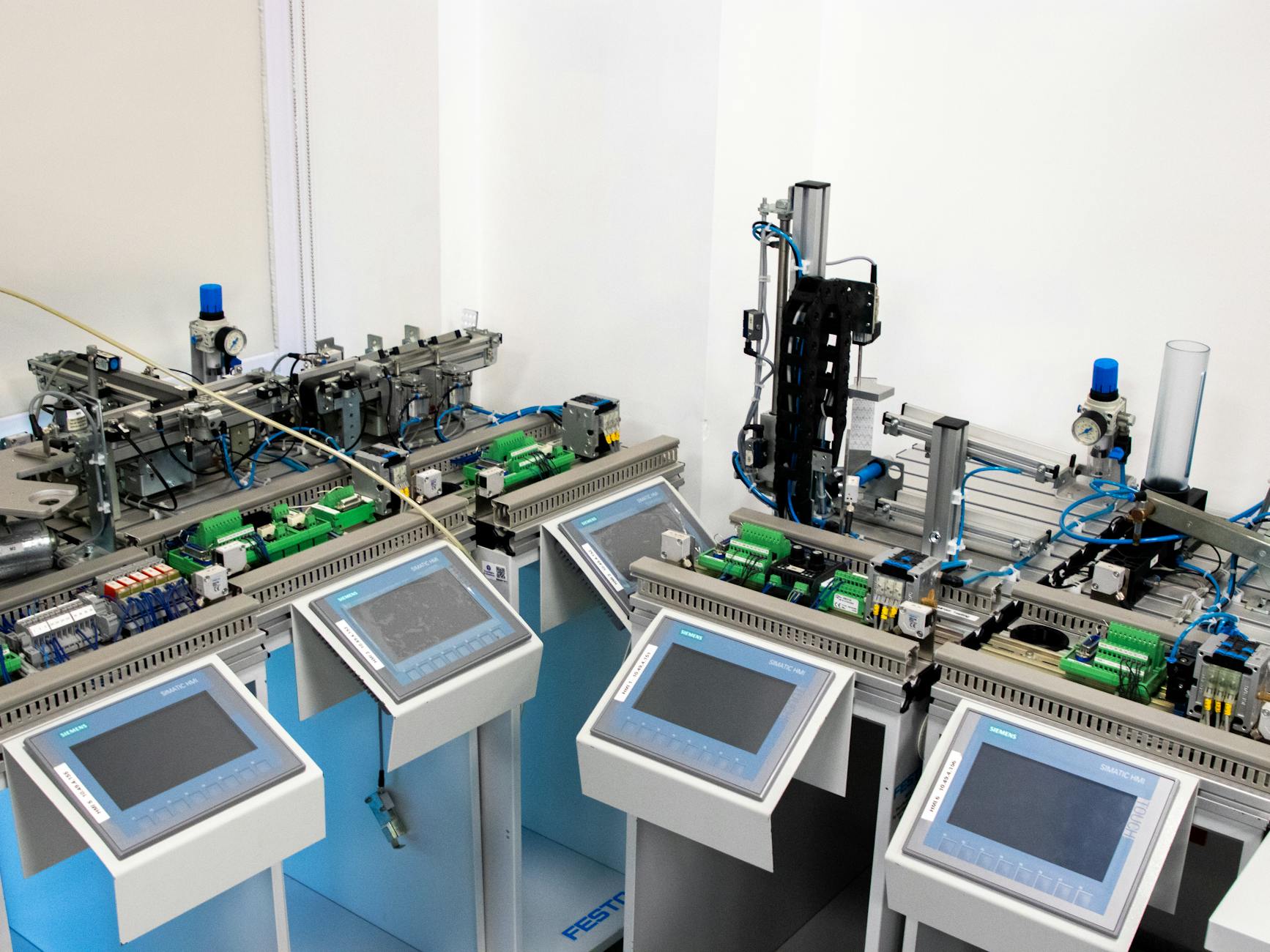 Panel sterowania automatyki przemysłowej z zaawansowanymi modułami