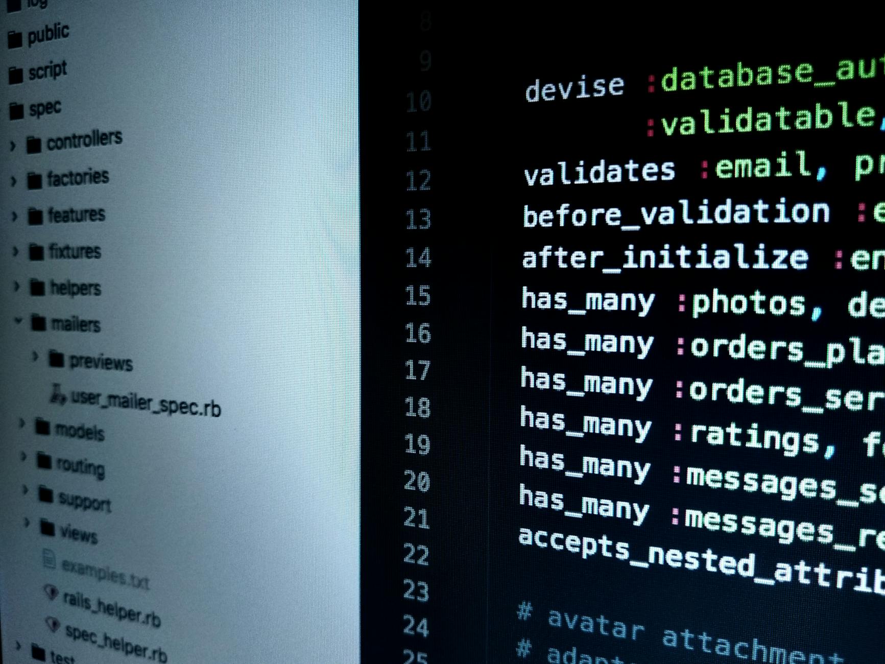 Zbliżenie ekranu z kodem Ruby on Rails dla aplikacji webowej