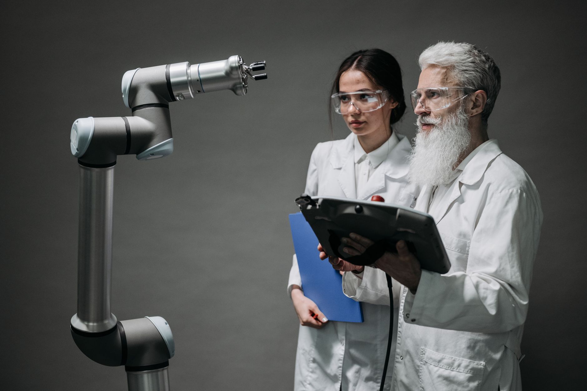 Naukowcy badają ramię robota przemysłowego w laboratorium