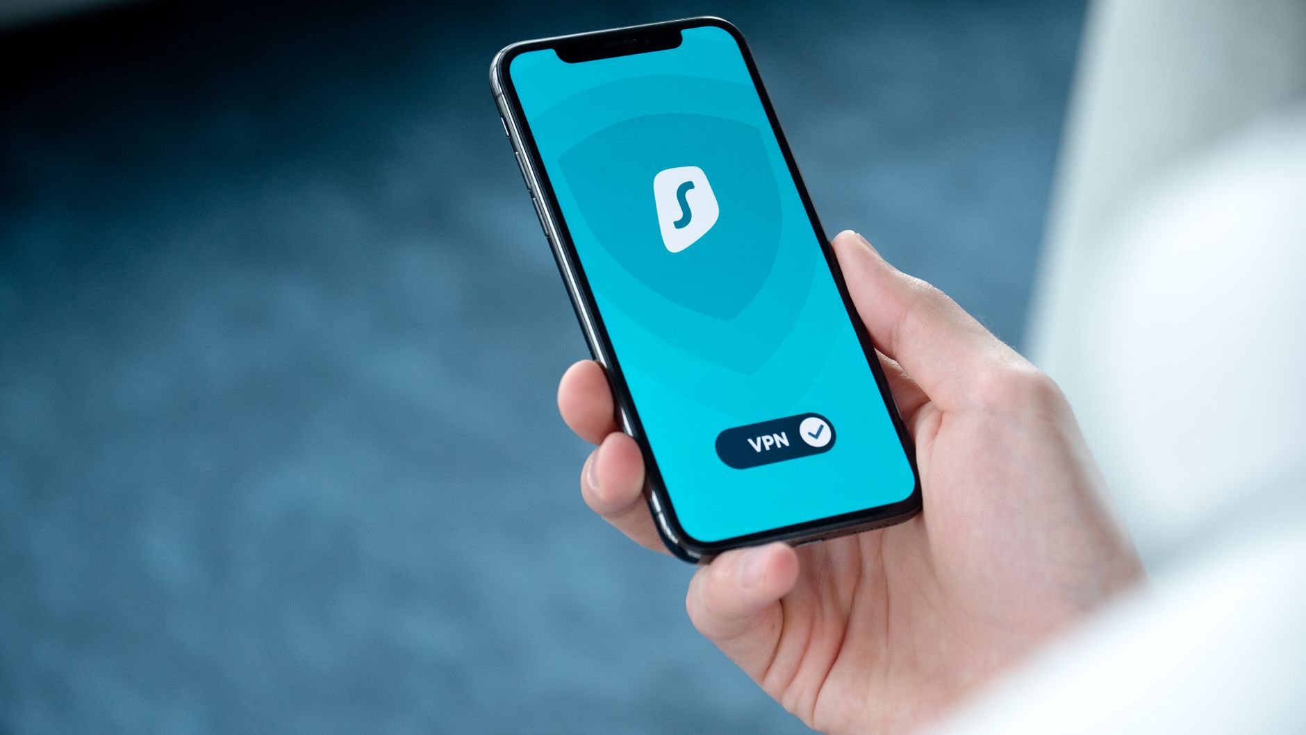 Dłoń trzyma smartfon z aplikacją VPN do bezpiecznego przeglądania internetu