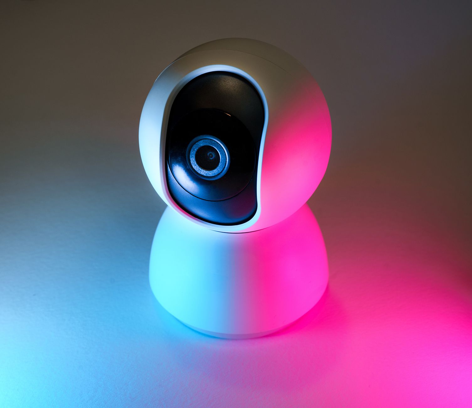 Inteligentna kamera do domu w niebiesko-różowym neonowym świetle