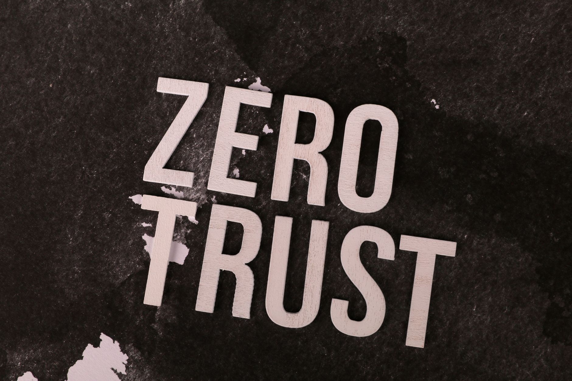Zero trust w małej firmie: mądre podejście do wdrożenia, bez milionowych budżetów i armii konsultantów
