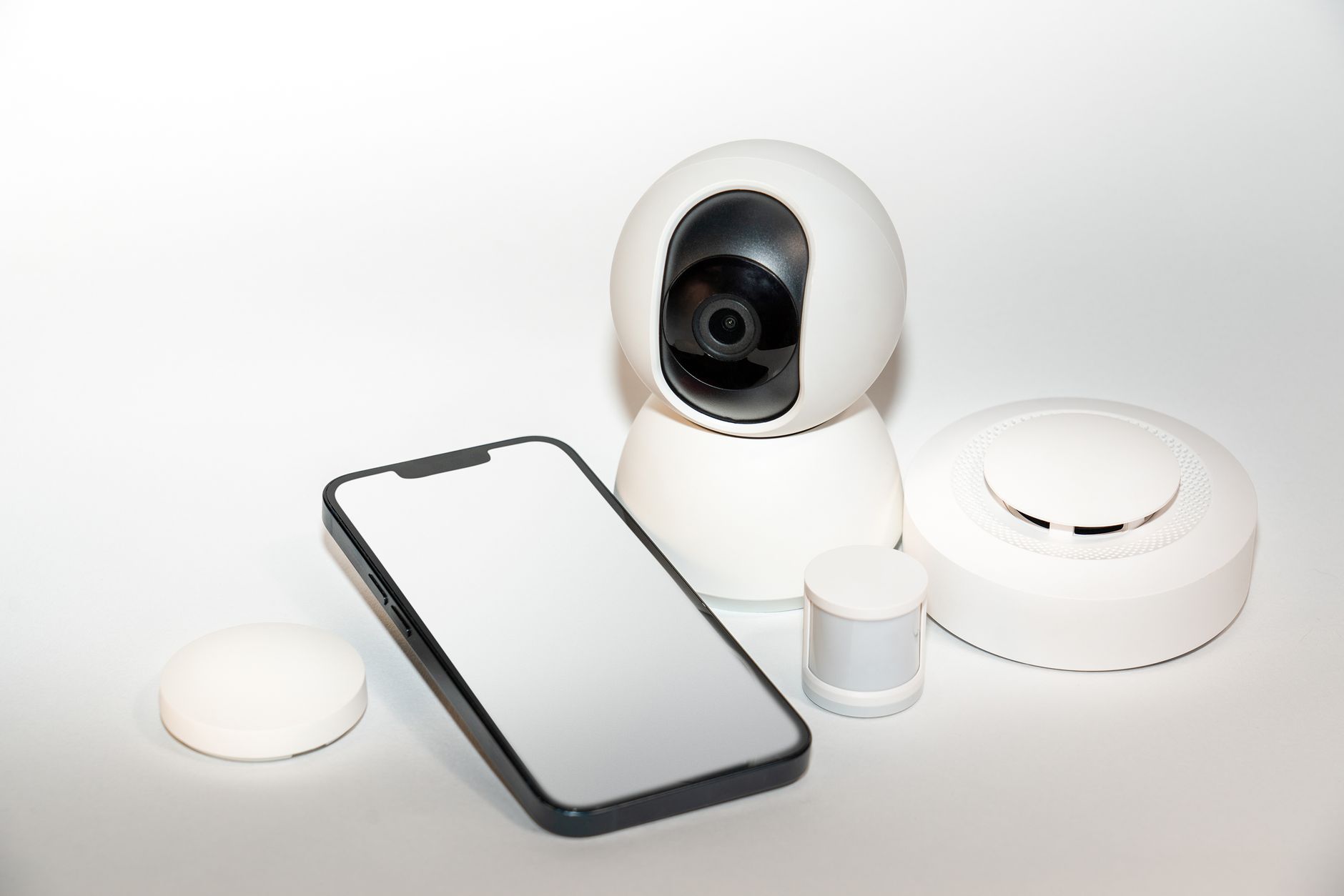 Zestaw gadżetów do inteligentnego domu i ekran smartfona
