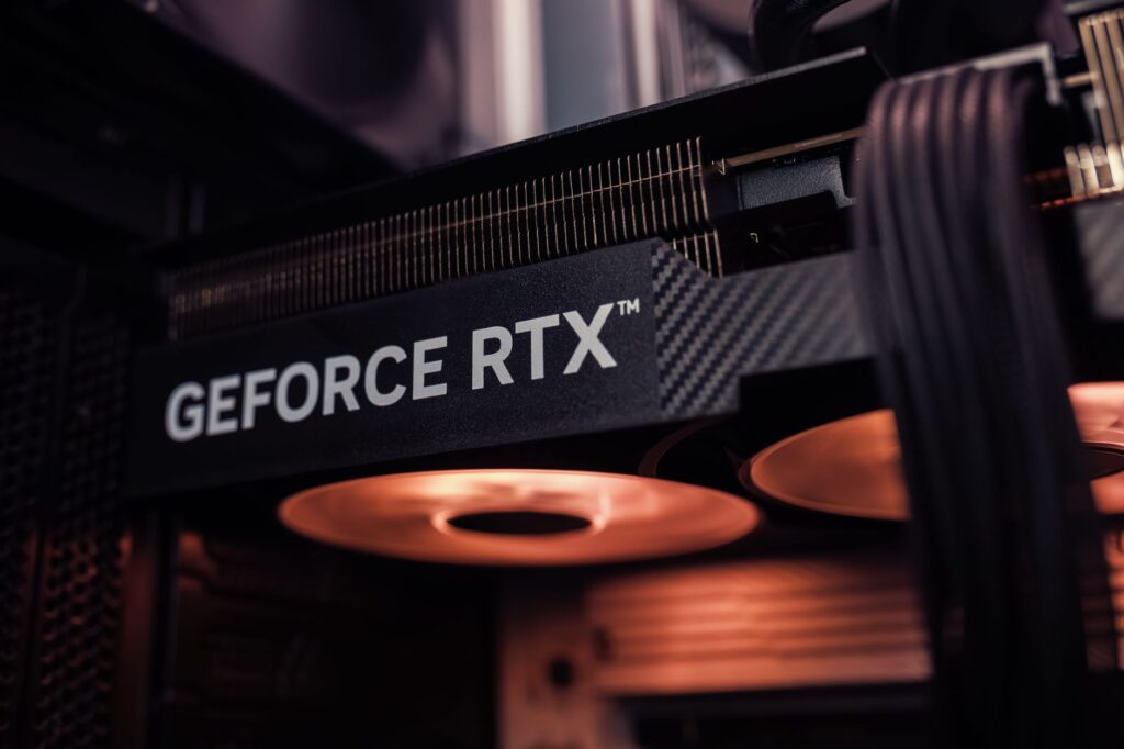 Karta graficzna GeForce RTX zamontowana w komputerze PC z podświetleniem