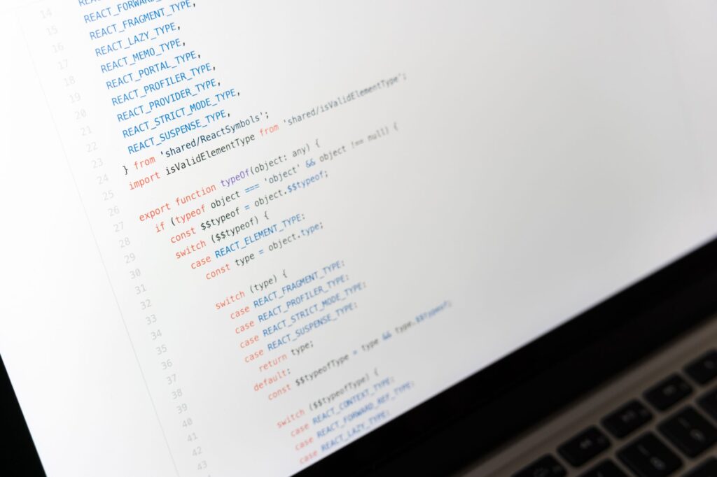 Kod JavaScript wyświetlony na ekranie laptopa