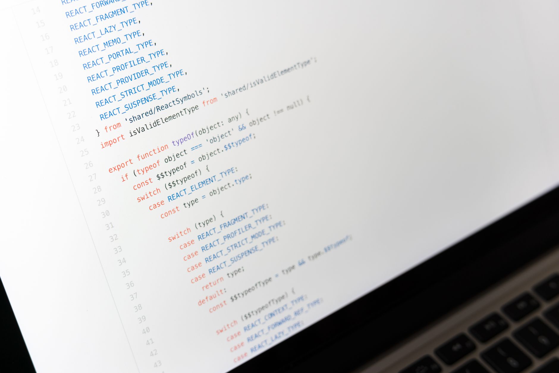 Kod JavaScript wyświetlony na ekranie laptopa