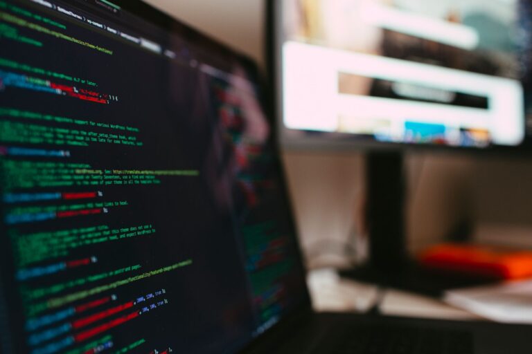 Kod programistyczny wyświetlony na ekranie laptopa