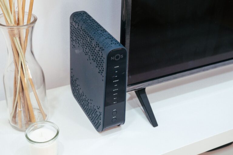 Router obok telewizora w nowoczesnym domowym salonie