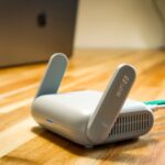 Internet mobilny na działce: router 4G czy 5G, antena zewnętrzna i test zasięgu Router WiFi 6 z antenami i kablem na drewnianym biurku