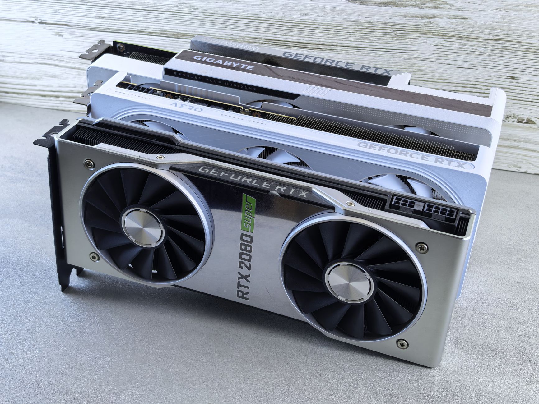 Trzy karty graficzne NVIDIA GeForce RTX ułożone jedna na drugiej